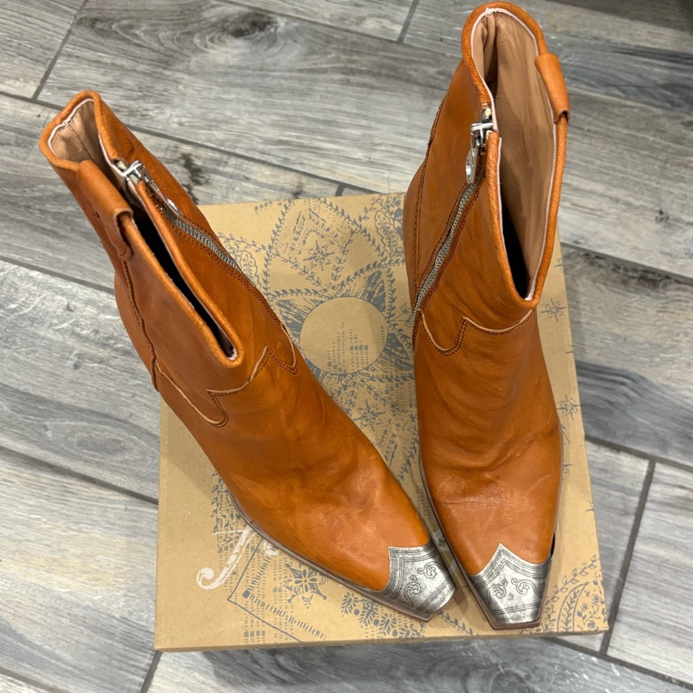 Free People Brayden boots. Color tan, size 39.